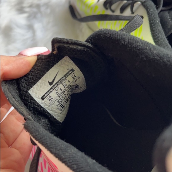 Nike Soccer Cleats Size 6Y / 7.5W - Picture 4 of 4